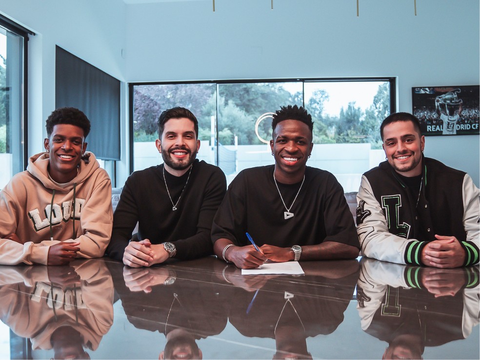 Vini Jr. poses next to one of the owners and two influencers of LOUD — Photo: Disclosure/LOUD