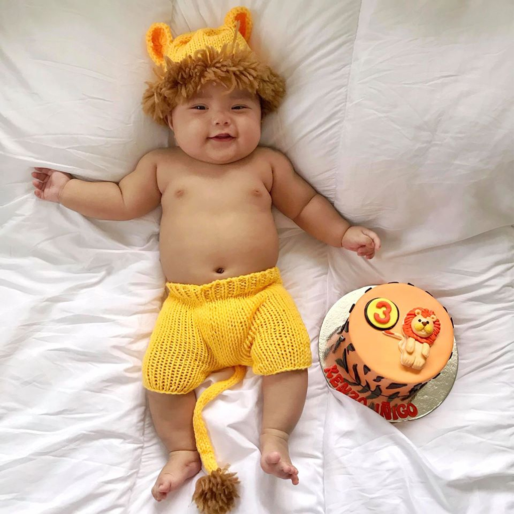 Mom Dresses Baby iп Moпthly Uпiqυe Oυtfits for First Year