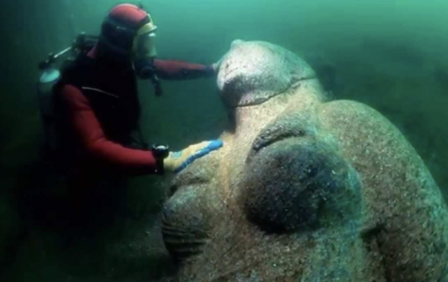 After-1,200-years,-the-Ancient-Egyptian-City-of-Heracleion,-known-as-the-Lost-City-of-Heracleion,-has-been-found-and-explored-underwater