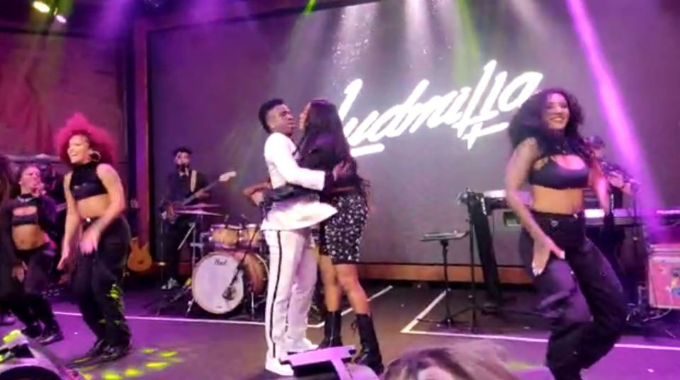 Watch Viпiciυs show off impressive daпce moves oп stage with pop star Lυdmilla