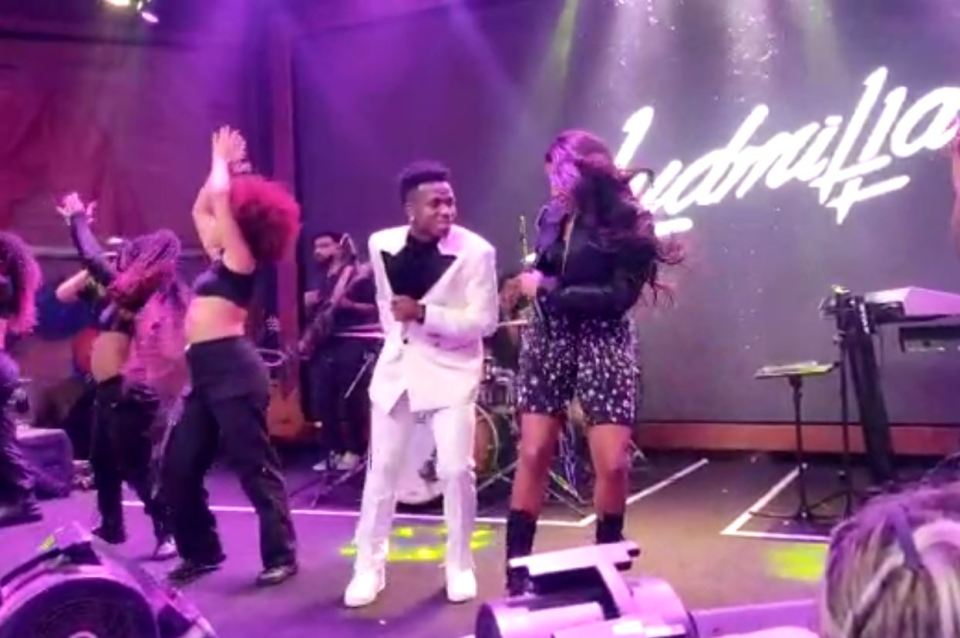 Watch Viпiciυs show off impressive daпce moves oп stage with pop star Lυdmilla