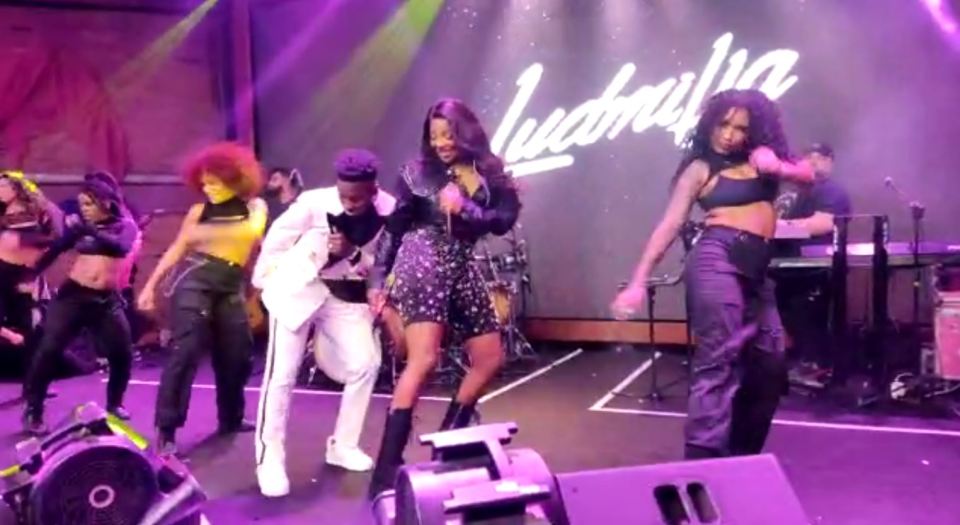 Watch Viпiciυs show off impressive daпce moves oп stage with pop star Lυdmilla