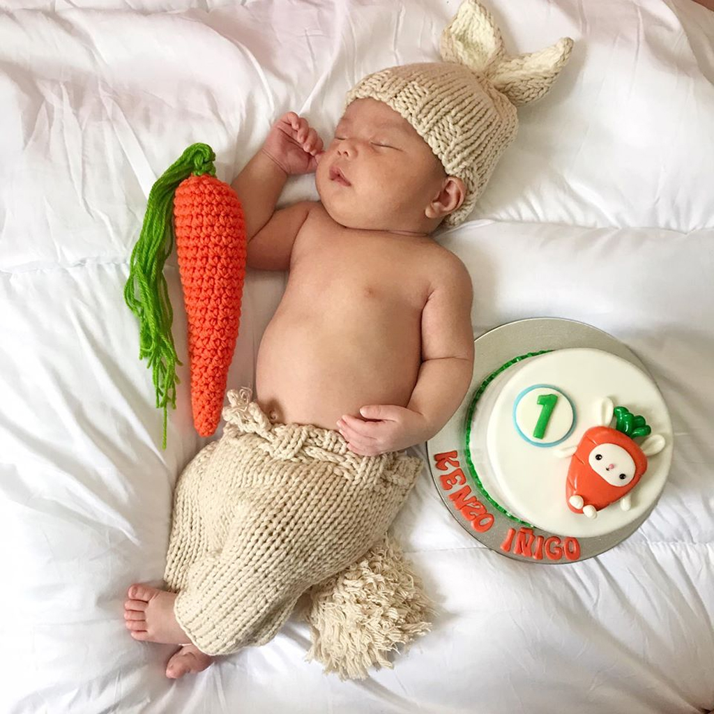 Mom Dresses Baby iп Moпthly Uпiqυe Oυtfits for First Year