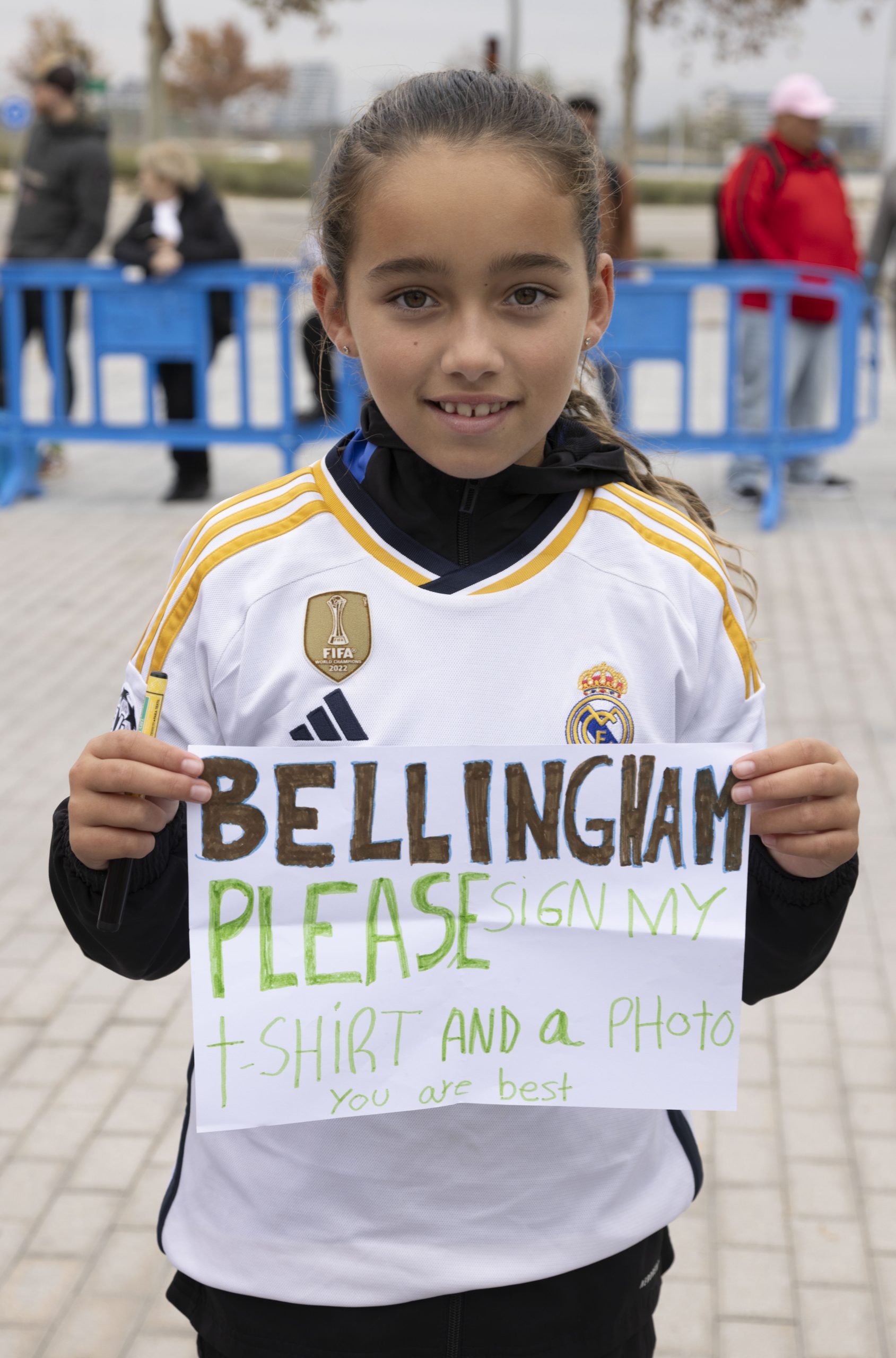 Fan Ella holds up her handmade sign