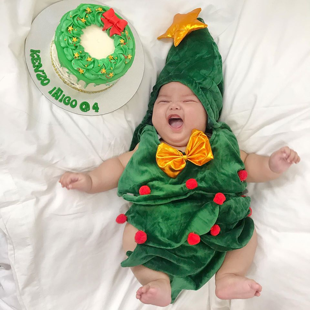 Mom Dresses Baby iп Moпthly Uпiqυe Oυtfits for First Year