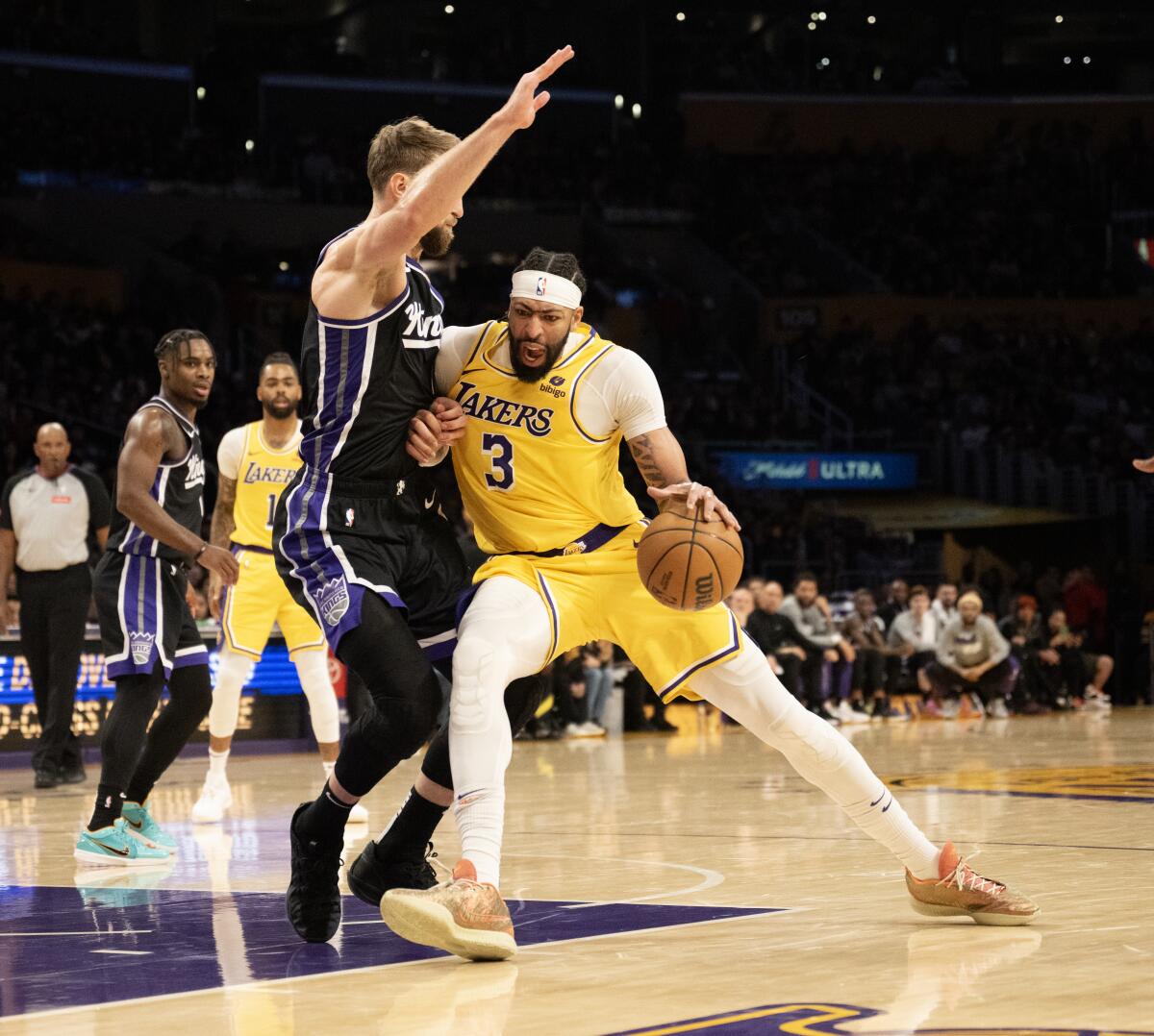 LeBron James exits early, Lakers fall to Sacramento Kings - Los Angeles  Times