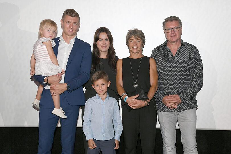 Toni Kroos zeigt Ehefrau und Kinder - Promis wollen Fotos | Abendzeitung  München