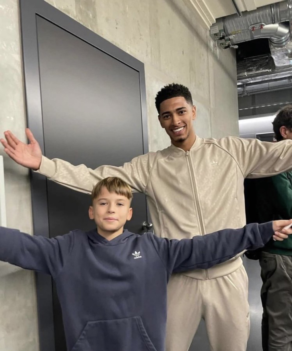 Madrid Zone on X: "Jude Bellingham doing his celebration with a young fan. 🤍 https://t.co/tuerOR8IvH" / X