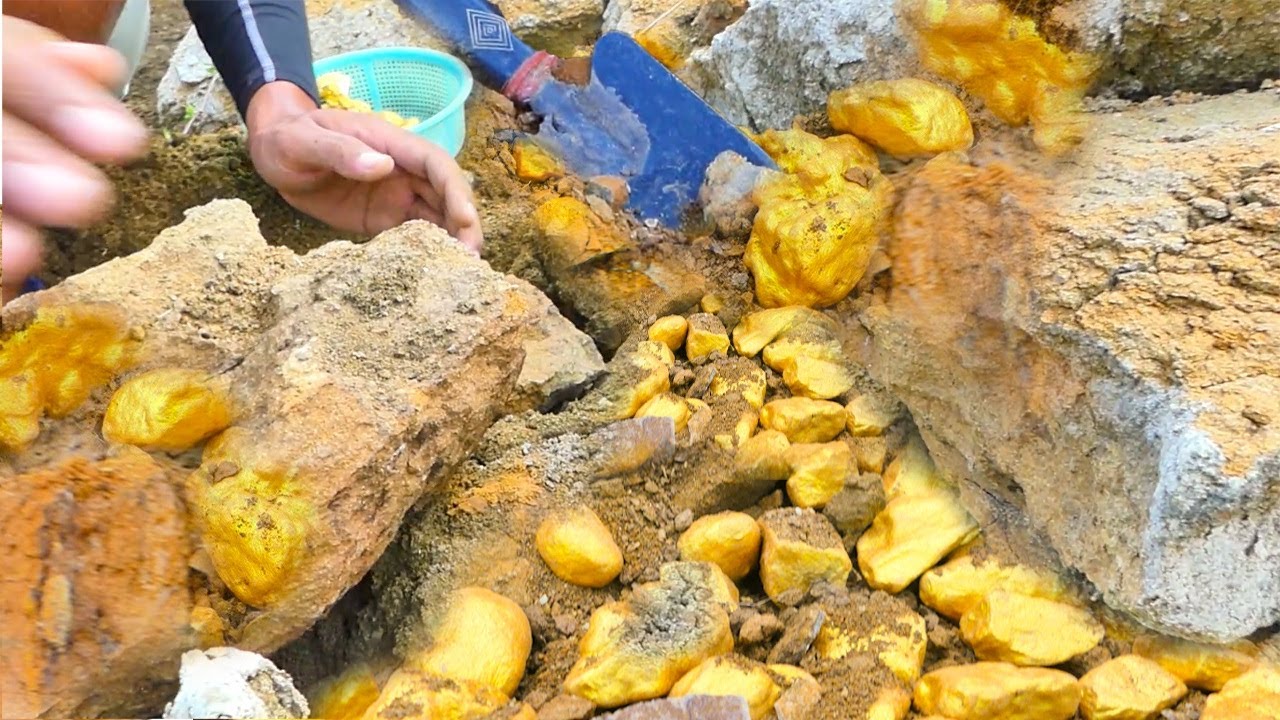 That's amazing found a lot of gold at the mountain when I dig gold mining  near water - YouTube