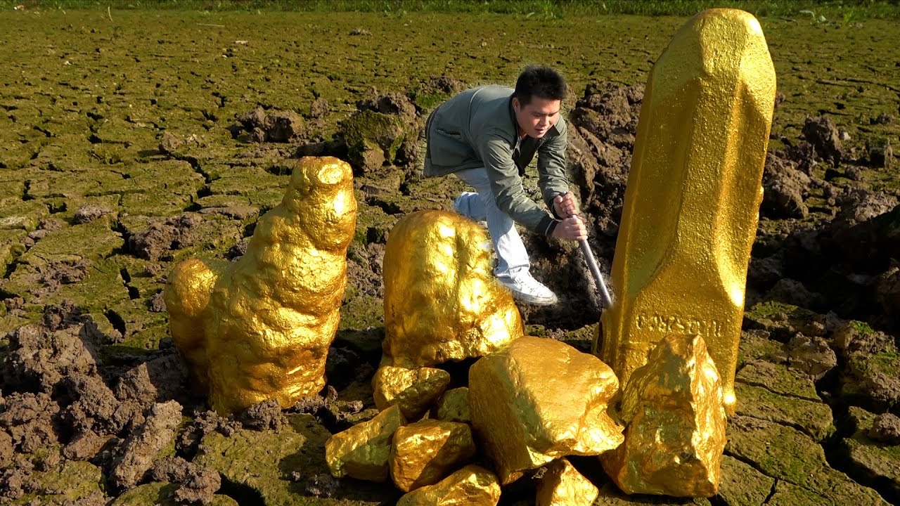 Lucky Man Found Huge Nuggets of Gold Treasure Under Stone , Discovered Huge  Treasure GOLDS By Hands - YouTube