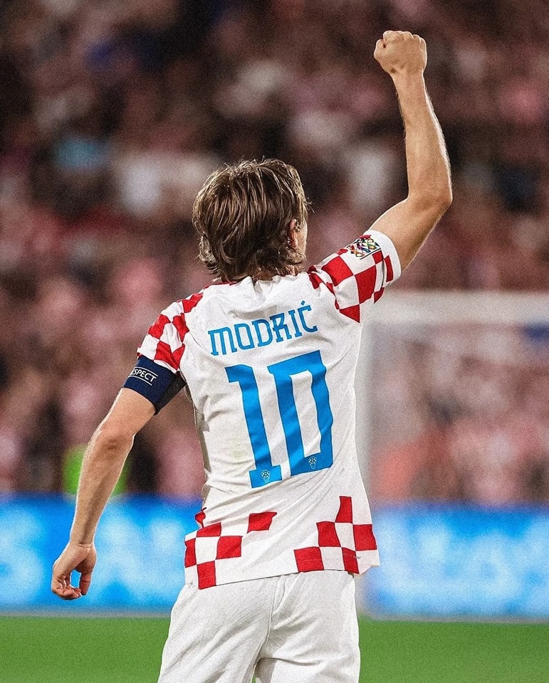 May be an image of 1 person, playing football, playing American football and text that says "SPECT MODRIĆ 10"