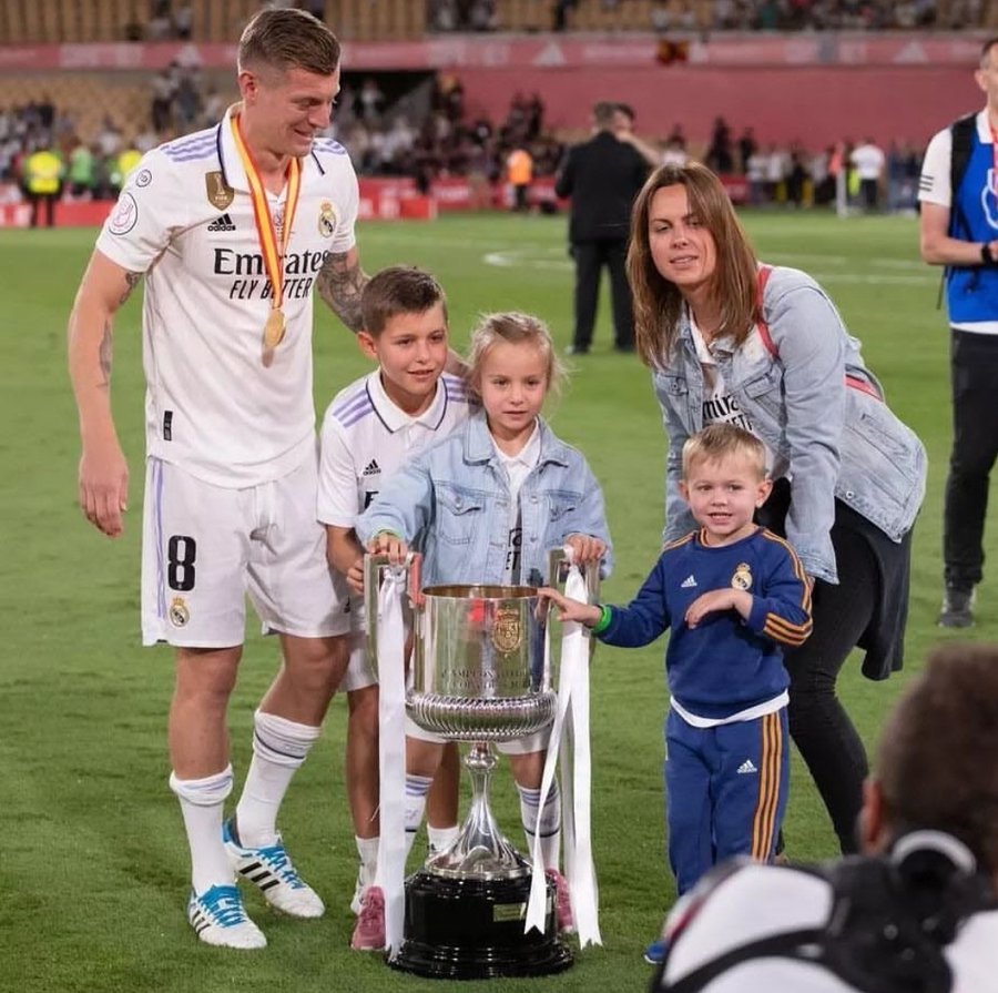 Madrid Universal on X: "Image: Toni Kroos with his family after last  night's win. https://t.co/kjzr8YTbFB" / X