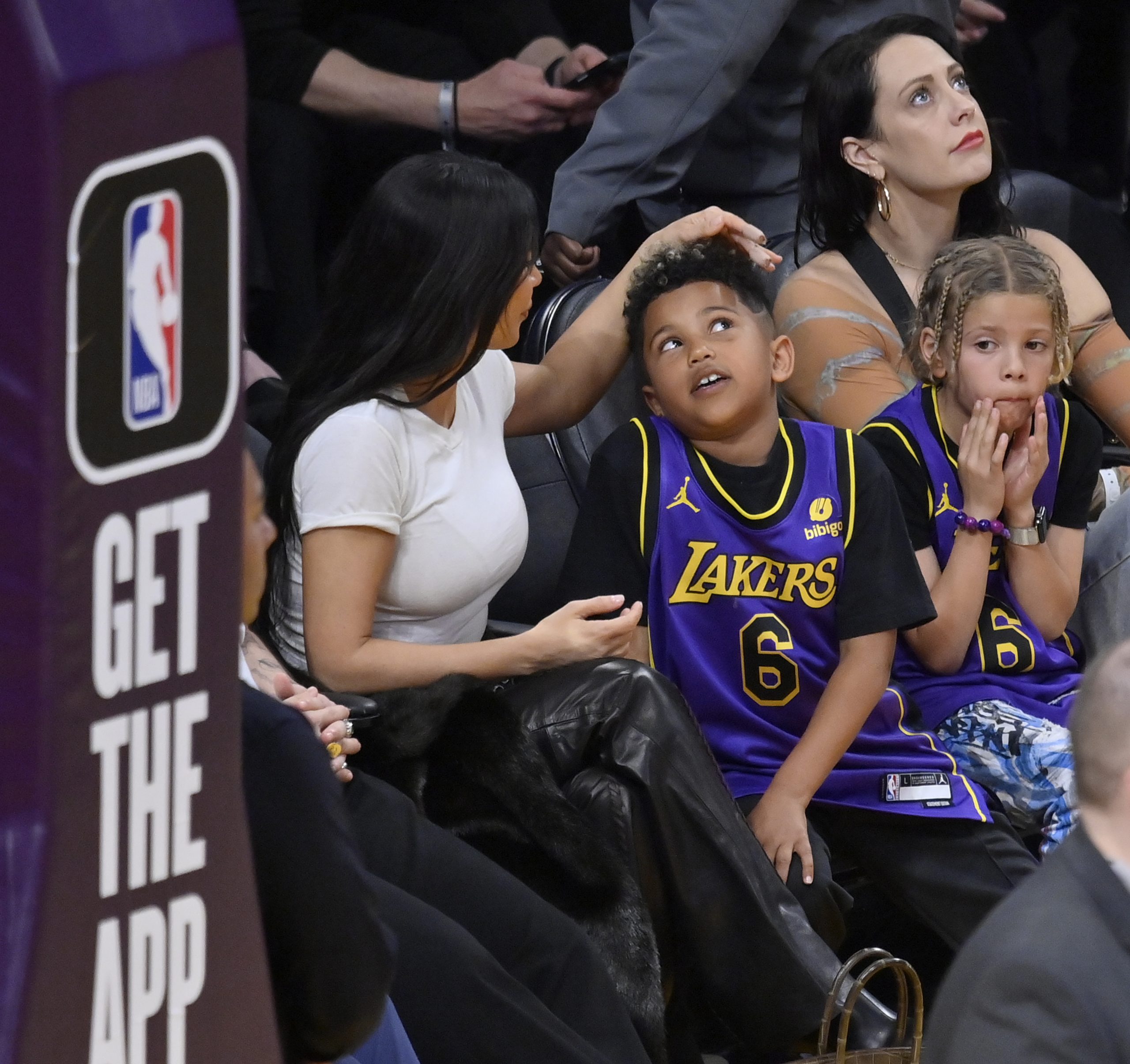 Jennifer Lopez, Ben Affleck attend Lakers game alongside Kim Kardashian,  Bad Bunny and more celebs
