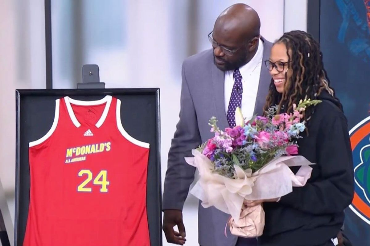 Shaquille O'Neal Presents Daughter Me'Arah with Her All-American Game Jersey