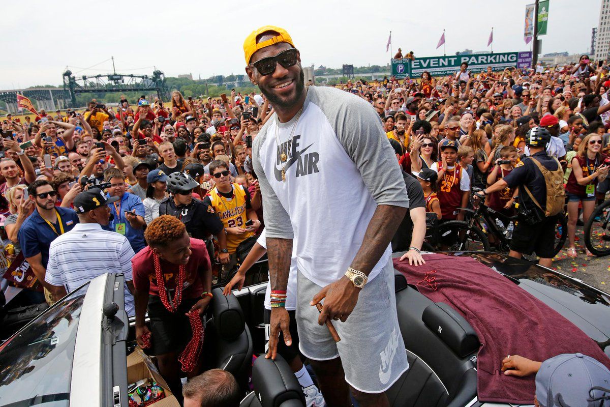 Last Rare Pictures Of Lebron James During Cleveland Cavaliers Waving To Fans Photo News - Car Magazine TV