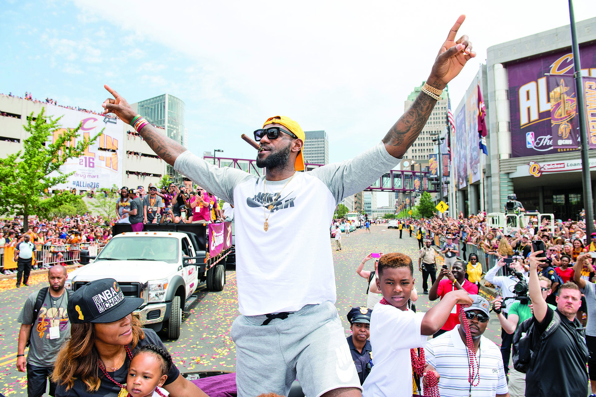 Last Rare Pictures Of Lebron James During Cleveland Cavaliers Waving To Fans Photo News - Car Magazine TV