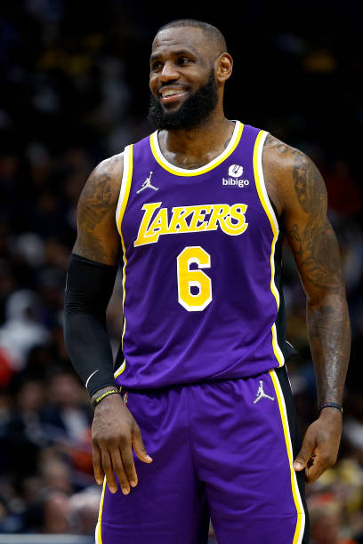 likhoa nba star lebron james is not only talented but also kind when taking pictures with fans 655775aa2b7a9 Nba Star Lebron James Is Not Only Talented But Also Kind When Taking Pictures With Fans